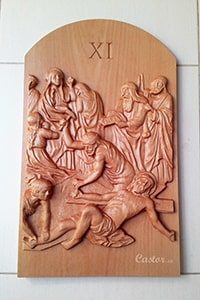 Undécima estación del vía crucis tallada en madera